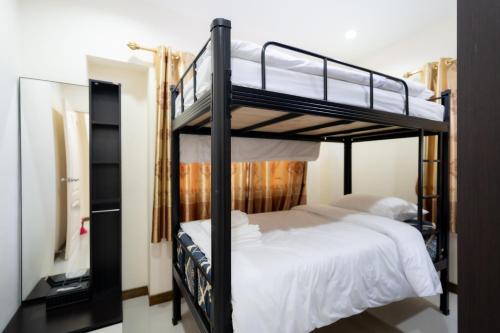 Una cama o camas en una habitación de Asma New two-story house near the sea,Ao Yon Beach