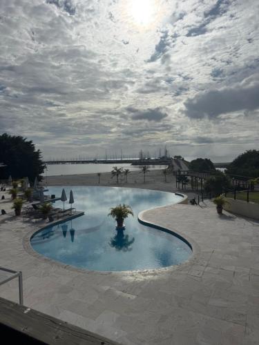 Πισίνα στο ή κοντά στο Gorgeous ocean view condo on Beach Golf & Marina Resort