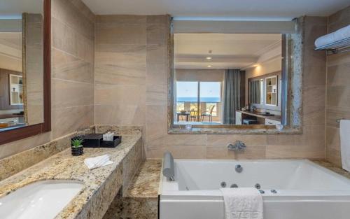 Ένα μπάνιο στο Serenity Alpha Beach - Ex Serenity Makadi Beach