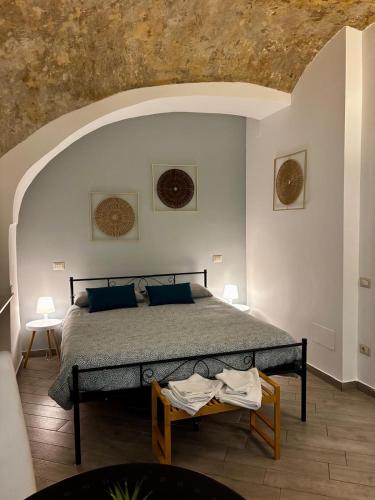 a bedroom with a bed in a room at Petros rooms&apartments in Salerno