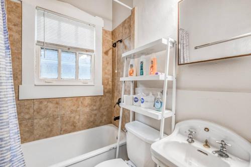 ein Badezimmer mit Waschbecken, Toilette und Badewanne in der Unterkunft The Vance Corner Suite - Bright and Relaxing in Memphis