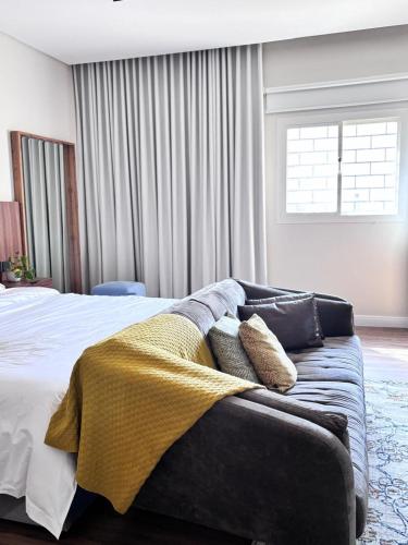 a bedroom with a bed with a blanket on it at استوديو فندقي in An Nikāshah