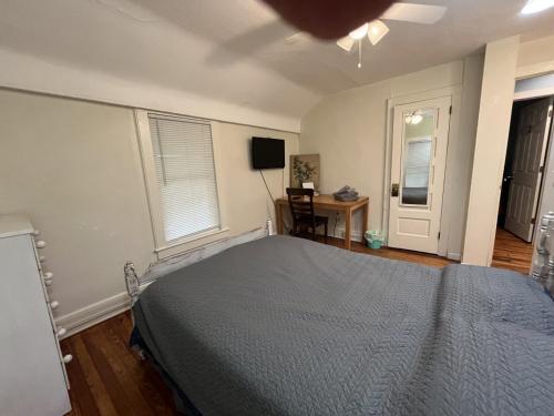 Giường trong phòng chung tại Pleasant, Comfortable PR Near Vestal NY