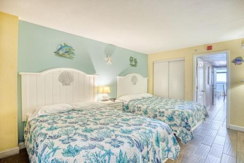 Una cama o camas en una habitación de Monterey Bay Suites Resort Unit 421 with Direct Oceanfront Balcony