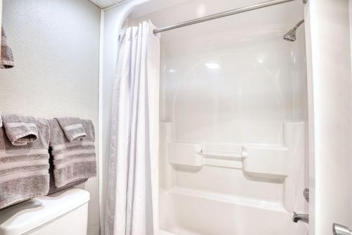 Un baño de Monterey Bay Suites Resort Unit 421 with Direct Oceanfront Balcony