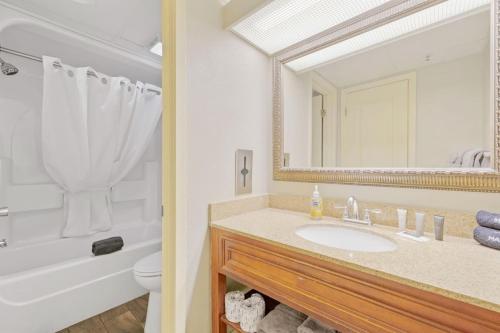 Un baño de Monterey Bay Suites Resort Unit 831 with Direct Oceanfront Balcony