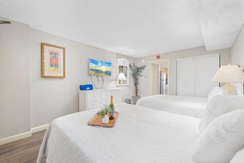 Una cama o camas en una habitación de Monterey Bay Suites Resort Unit 831 with Direct Oceanfront Balcony