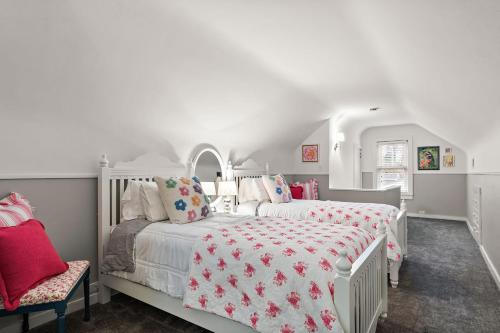 Ένα ή περισσότερα κρεβάτια σε δωμάτιο στο "The Darling" at Drew by Roxy Rentals