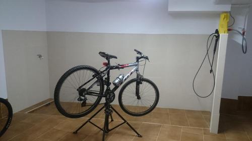 a bicycle leaning against a wall in a room at Zendoira in Palas de Rei