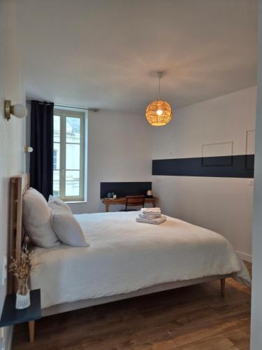 Ένα ή περισσότερα κρεβάτια σε δωμάτιο στο Les chambres de Marcel