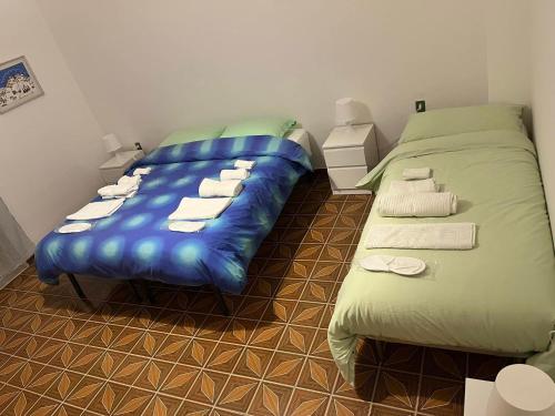 a bedroom with two twin beds and a blue mattress at Bed & Breakfast Villa Emma in Paterno