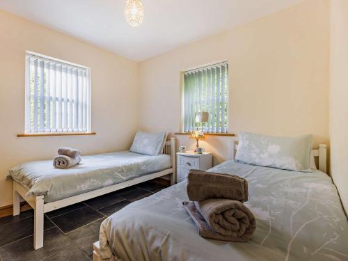 Postel nebo postele na pokoji v ubytování 2 Bed in Benllech 42369