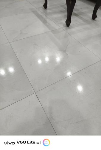 Un piso de baldosas blancas con luces. en Pyramids zh inn, en El Cairo