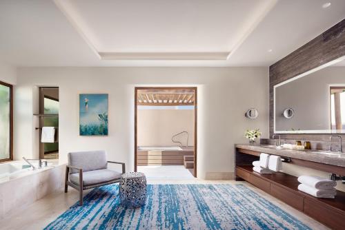 蓬塔米塔蓬美达四季度假酒店的带浴缸、椅子和水槽的浴室