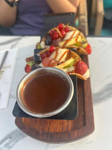 een bord eten met een kopje koffie bij Istanbul Hotelsophia in Istanbul