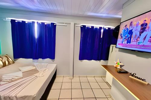 #PaRtiU PrAiA, 30 passos do Mar في ماتينيوس: غرفة بسرير وتلفزيون