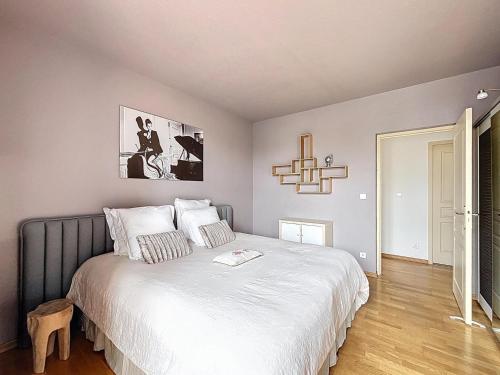 Postel nebo postele na pokoji v ubytování Appartement dans un immeuble de caractère , vue sur le Temple Neuf avec parking