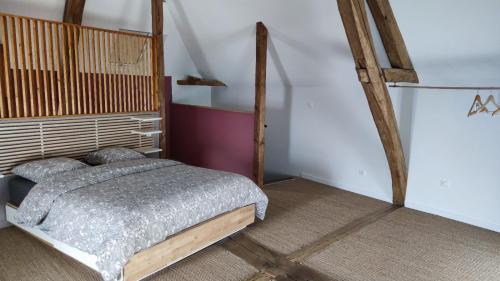 Ένα ή περισσότερα κρεβάτια σε δωμάτιο στο Gite De L'Aeti - SPA prive - Piscine - Vignoble