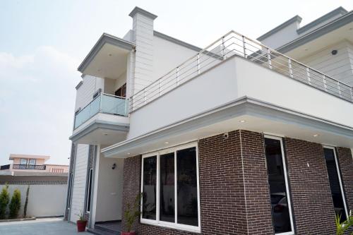 Το κτήριο όπου στεγάζεται  η βίλα