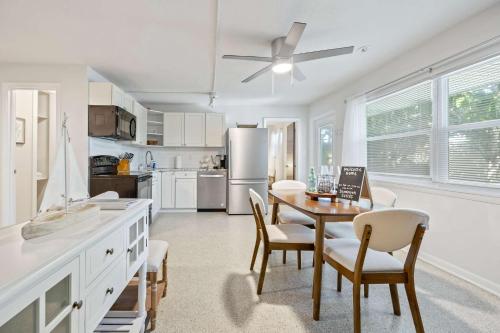 Η κουζίνα ή μικρή κουζίνα στο Sandpiper 5BR-4BA Across From Beach Sleeps 16