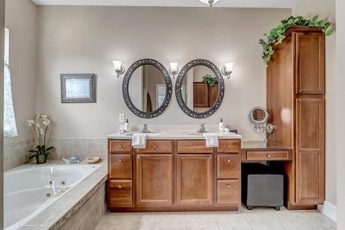 un bagno con vasca, lavandino e vasca da bagno di Aqua Vista - Cozy beach home w BBQ & large deck a St. Augustine