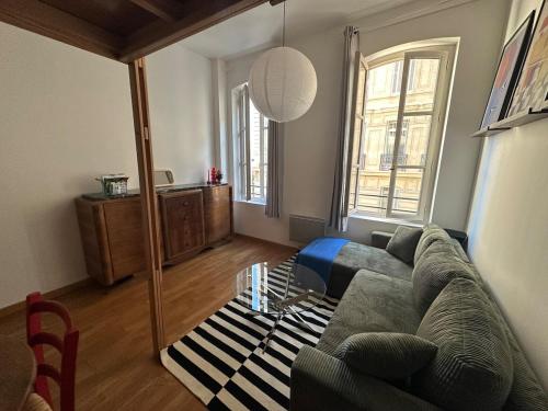 马赛La bonne mer的客厅里有一张沙发和一张桌子。