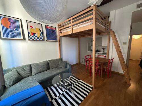 马赛La bonne mer的带沙发和高架床的客厅