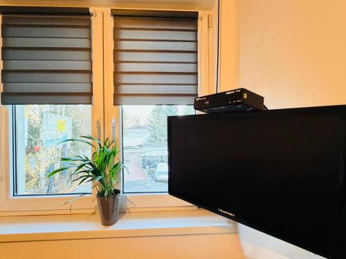 Μια τηλεόραση ή/και κέντρο ψυχαγωγίας στο VILLA BESKIDY Jezioro Zywieckie POKOJE Z LAZIENKA KLIMATYZACJA TV WIFI