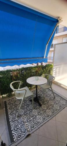 stół i 2 krzesła na patio w obiekcie Escapade en plein cœur Antibes w mieście Antibes