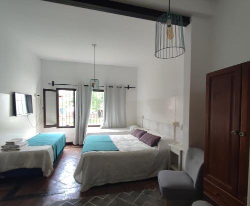 Casa Nativa في سالتا: غرفة نوم بها سريرين وكرسي