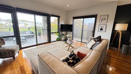 卡尔斯Coastal Tones的带沙发和大窗户的客厅