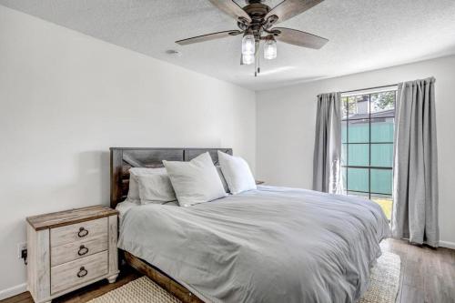 Postel nebo postele na pokoji v ubytování Bermuda Bungalow - 3BR stay w BBQ