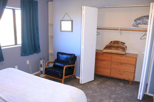 Ένα ή περισσότερα κρεβάτια σε δωμάτιο στο Adventure Base #2 by Lake Powell