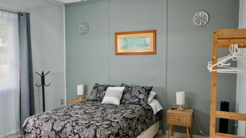 图兰辛戈Foresta Camp, Habitaciones y Hostales en el Bosque的卧室里有一张床，墙上挂着一幅画