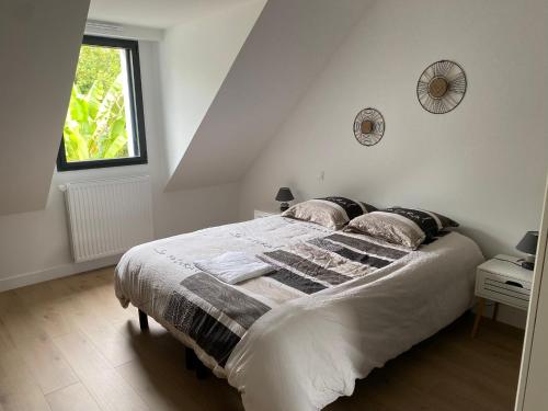 Ένα ή περισσότερα κρεβάτια σε δωμάτιο στο Maison spacieuse, centre sarzeau