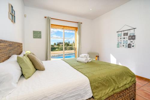 une chambre avec un lit avec un ours en peluche dessus dans l'établissement Villa Alvor, à Alvor