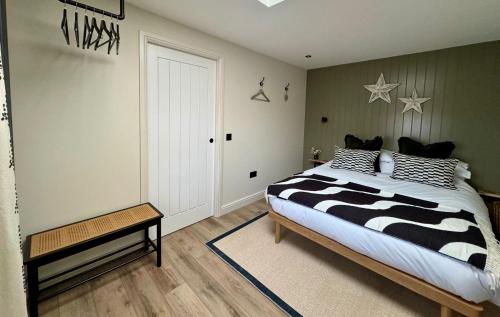 LionelNᴼ 21 Beautiful Cosy Modern Traditional Cottage的卧室里有一张床，配有黑白枕头