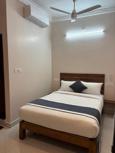 蒂鲁瓦纳马莱Indhu Residency的带床和吊扇的卧室
