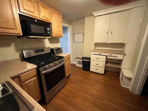 Afbeelding uit fotogalerij van Intimate 1 Bedroom Apt by UHS in Binghamton