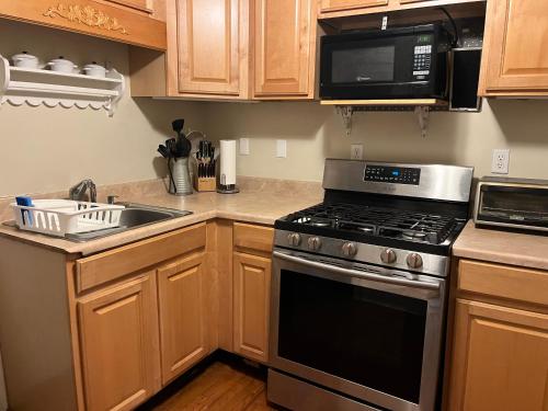 Η κουζίνα ή μικρή κουζίνα στο Intimate 1 Bedroom Apt by UHS