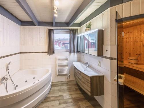 Et badeværelse på Ferienhaus im Ferienpark Mirow