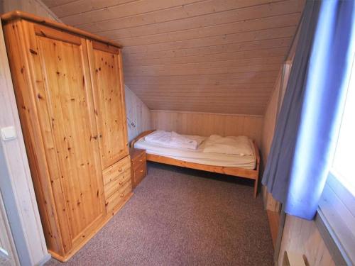 a small room with a bed in a wooden cabin at exklusives skandinavisches Ferienhaus in Granzow