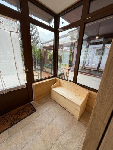 una camera con panchina di fronte a una finestra di Rifugio di Peter a Castel di Sangro