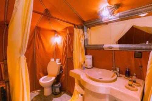 梅尔祖卡Layalée Luxury Camp的帐篷内的浴室设有卫生间和水槽。
