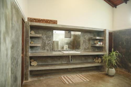 ein Badezimmer mit Waschbecken und Spiegel in der Unterkunft Hotel Emanuel Kabalana in Piyadigama