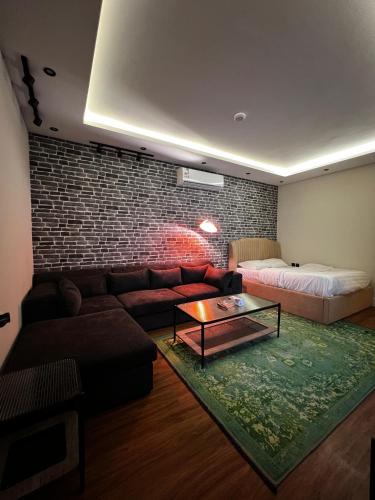 ein Wohnzimmer mit Sofa und Bett in der Unterkunft Studio Apartments in Sulaymaniyah in Riad