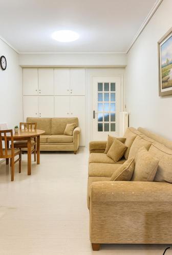 Mamour Apartments, Near Tram & 8' to Beach, Queen Bed Comfort