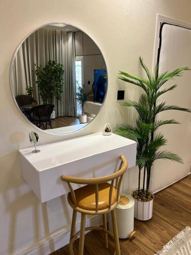 ein Badezimmer mit einem weißen Waschbecken und einem Spiegel in der Unterkunft Studio Apartments in Sulaymaniyah in Riad