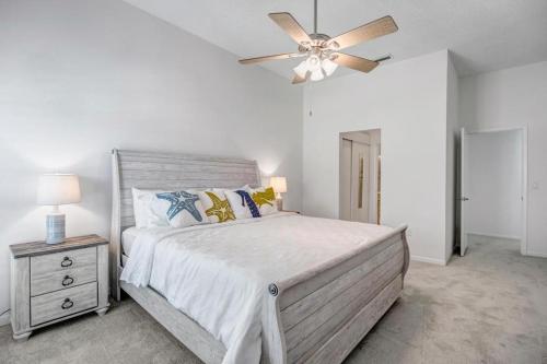 Postel nebo postele na pokoji v ubytování Fairway Breeze - Coastal retreat w pool access