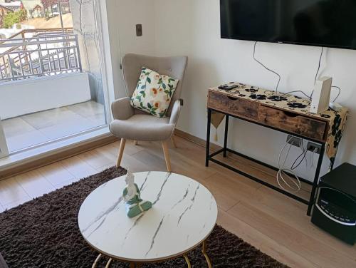 Μια τηλεόραση ή/και κέντρο ψυχαγωγίας στο Welcome Refugio Central